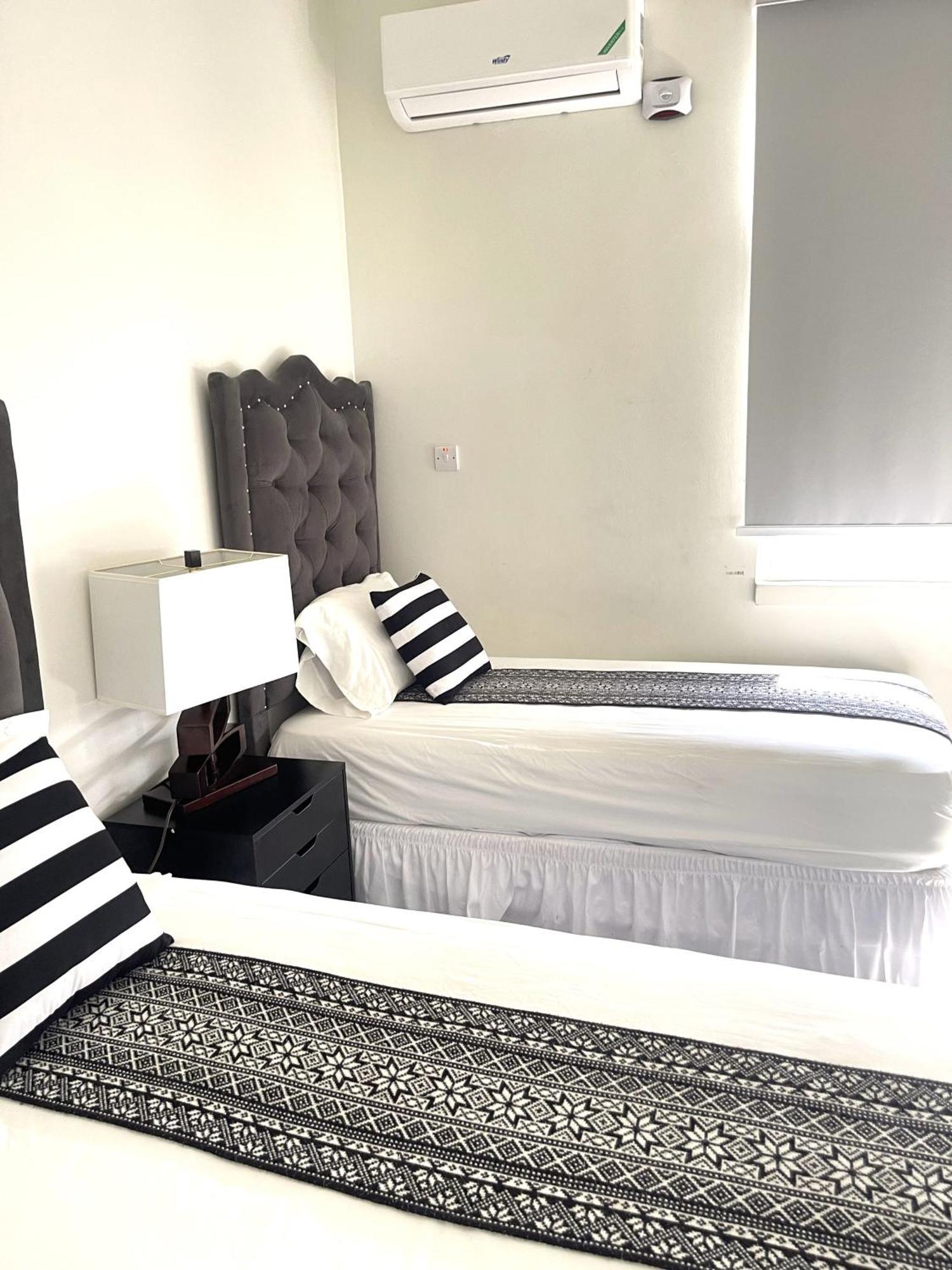 Luxury 2 Bed Apartment In كينغستون المظهر الخارجي الصورة